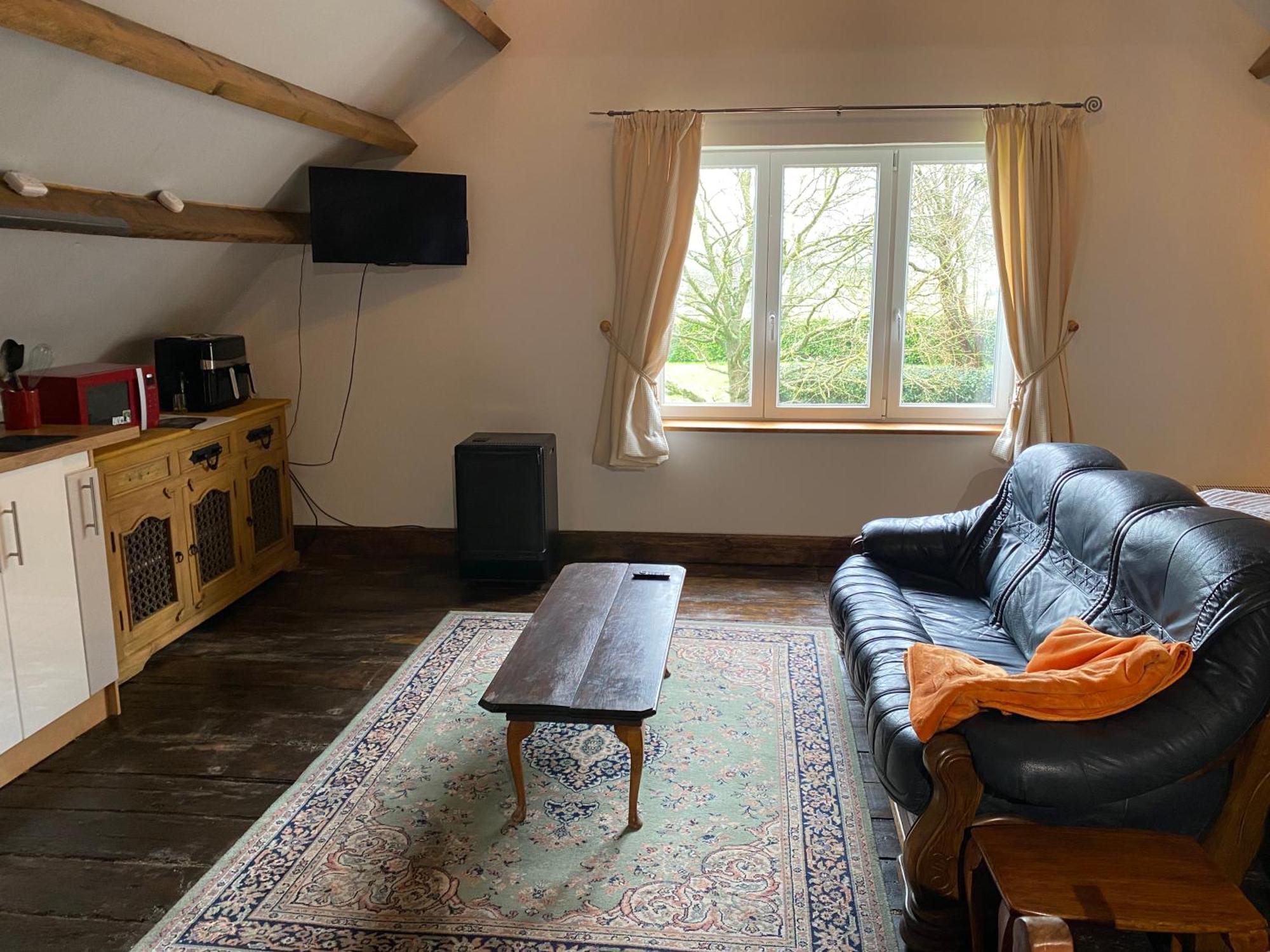 Spacious, Rustic Studio Space For 2 Persons Saint-Cyr-du-Bailleul 외부 사진
