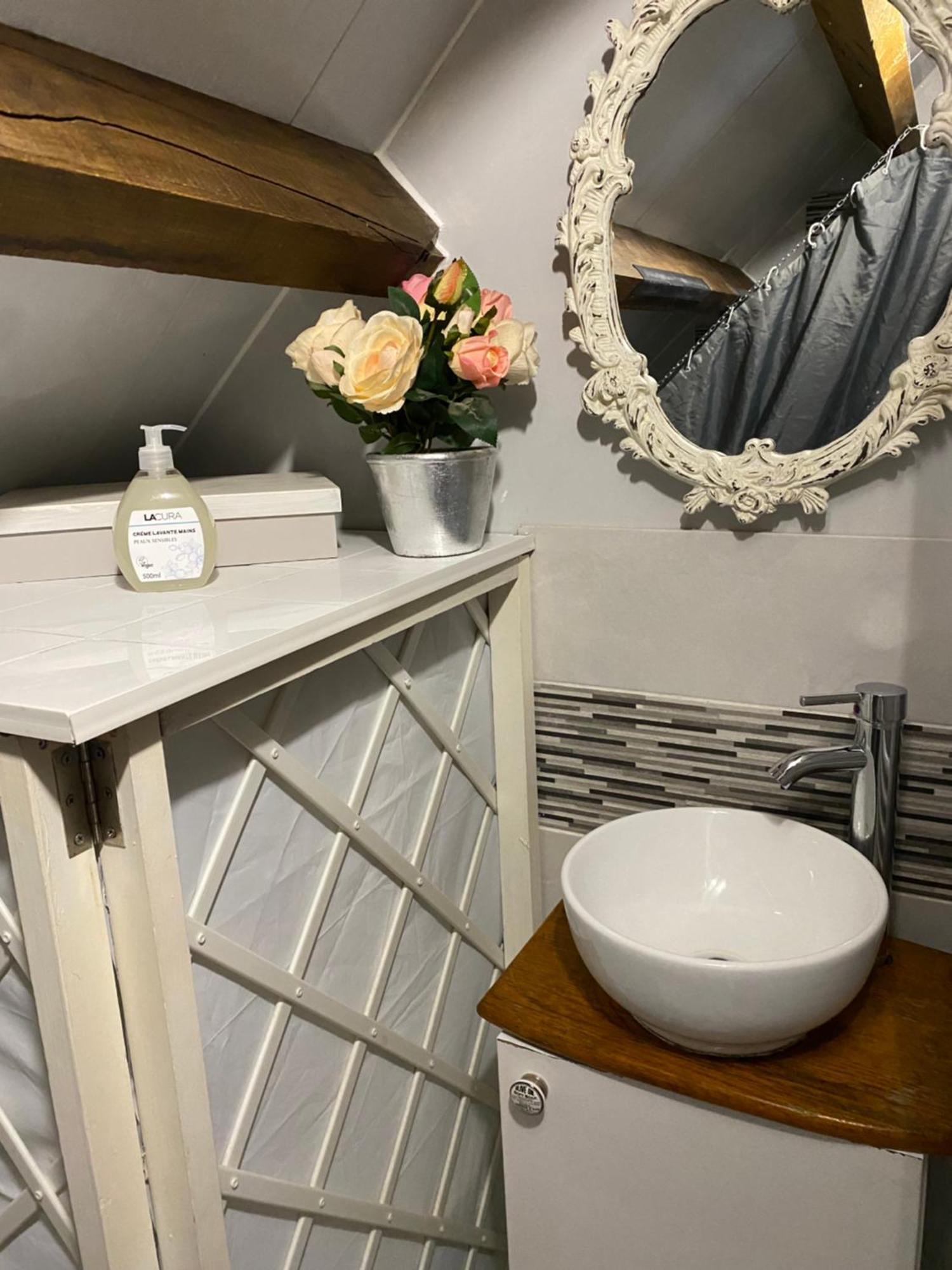 Spacious, Rustic Studio Space For 2 Persons Saint-Cyr-du-Bailleul 외부 사진